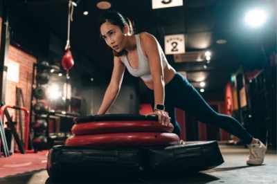 Как накачать руки в домашних условиях без тренажёров, упражнения для мужчин и девушек