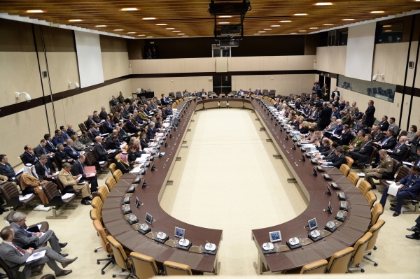 В поиске идентичности: почему генсек НАТО заявил о заинтересованности в диалоге с Россией