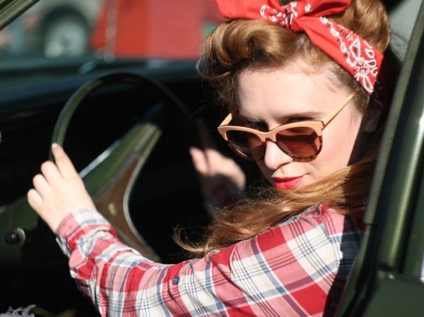 &laquo;Ношу костюмы пятидесятых годов&raquo;:  россияне перешли на дешевые винтажные вещи