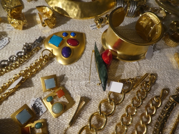 &laquo;Ношу костюмы пятидесятых годов&raquo;:  россияне перешли на дешевые винтажные вещи