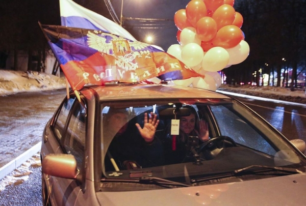 &laquo;Своих не бросаем&raquo;: признание республик Донбасса москвичи отметили ночным автопробегом