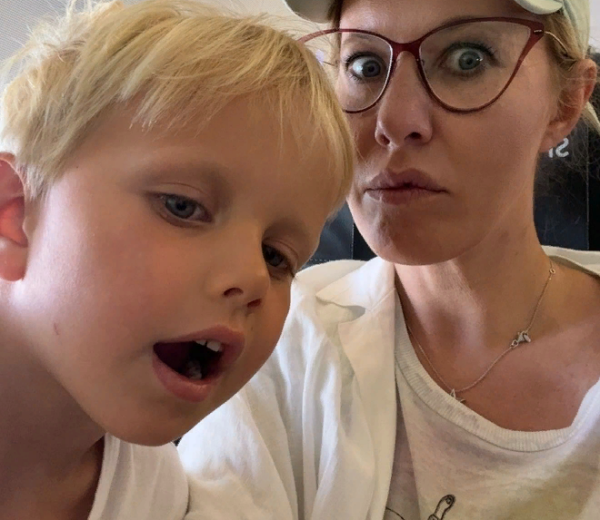 Снова в школу: Куда звёзды отдают своих детей и за что готовы переплачивать