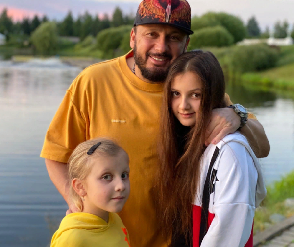 Снова в школу: Куда звёзды отдают своих детей и за что готовы переплачивать