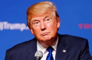 Трамп в баре накормил посетителей пиццей и поставил автограф на груди девушки