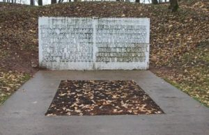 В эстонской Нарве начали демонтаж памятника бойцам Красной Армии, погибшим в 1918 году