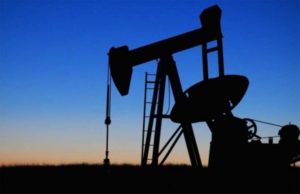 Великобритания подняла вопрос о пересмотре потолка цен на нефть из России