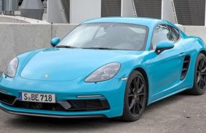 Представлены два уникальных автомобиля Porsche 718 Cayman GT4 RS