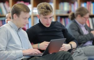 Ученые, совместители и бармены: как подрабатывают небогатые студенты в Москве