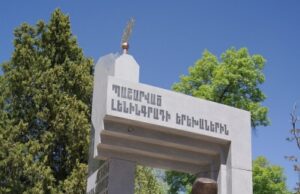 Жители Армении принесли цветы к памятнику детям блокадного Ленинграда, осквернённому вандалом