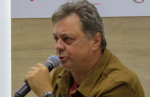 Актер Андрей Леонов заявил, что по-прежнему ведет внутренний диалог с отцом