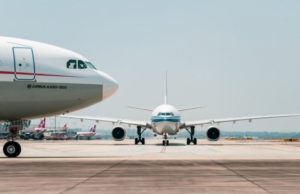 Американец нашел на заднем дворе в Портленде оторвавшуюся во время полета дверь Boeing