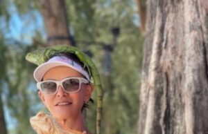 68-летняя Ирина Хакамада продемонстрировала фигуру в бикини на пляже с игуанами