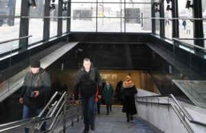 Московские коммунальщики объяснили, почему закрашивают стекло и металл в подземных переходах
