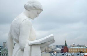 На крышу РГБ вернули знаменитые статуи: теперь они идеально-белого цвета
