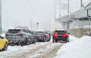 На Москву обрушилась «черная» метель: горожане выкладывают видео последствий