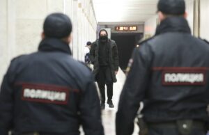 Полицейские в метро изъяли у московского коллекционера антикварную саблю и шашку
