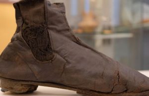 Реставраторы вдохнули новую жизнь в старинную обувь из заброшенного колодца