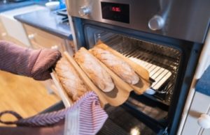 Традиционный французский багет: рецепт с пошаговым приготовлением