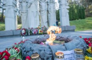 В Литве приняли решение полностью уничтожить советский мемориал на Антакальнисском кладбище