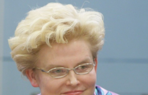 Елена Малышева заявила, что развитие остеопороза у женщин связано с дефицитом эстрогена