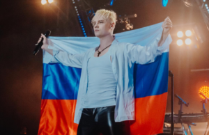 На «Золотом граммофоне» журналистам вручили папки с негативными заявлениями Киселева о SHAMAN