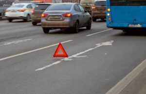 Фура снесла два попавших в аварию автомобиля на МКАД
