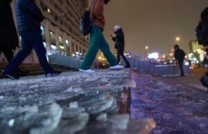 Коммунальщики объяснили, почему тротуары в Москве превратились в большой каток
