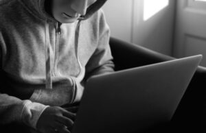 Приведена ужасающая статистика смертей подростков из-за интернет-мошенничества с откровенными фотографиями