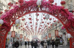 В честь Года дракона в Камергерском переулке разместили «красные фонарики»