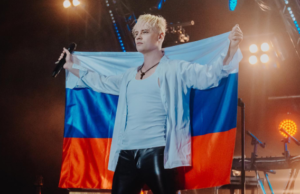 SHAMAN на Всемирном фестивале молодежи научил Орнеллу Мути целоваться по-русски
