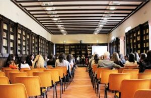 В Чебоксарах преподаватель колледжа ногой выгоняла студента с пары