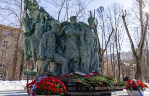 В Москве открыли памятник, который пришлось ждать более полувека