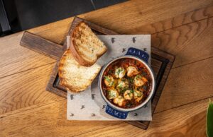 Мидии, гребешки и новые поке: легкое обновление меню в «Колбасном цехе & Магадан»