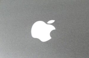 Титановый iPhone 15 Pro подешевел в России на треть
