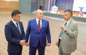 Михаил Мишустин и Андрей Воробьев посетили подмосковный лицей «Авиатика»