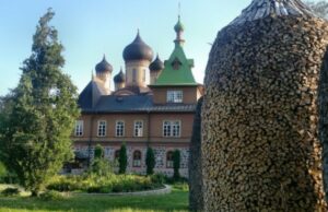 Эстонская православная церковь и Пюхтицкий монастырь оспаривают решение Парламента в суде