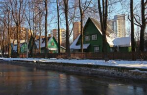 Столетние дома в поселке художников продолжают почти законно разбирать