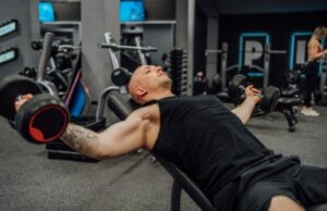 Разведение гантелей лёжа на скамье: техника выполнения, какие мышцы работают при разводке