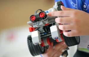 Индийских школьников знакомят с новинками российской робототехники