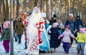 Жители Подмосковья смогут отправить письма Деду Мороза через 111 почтовых отделений в парках