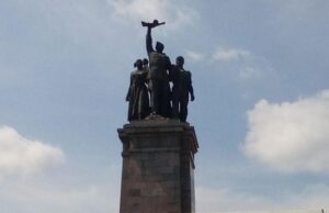 Участники акции в Болгарии потребовали восстановить памятник Советской армии