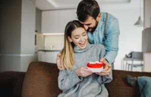 Что подарить девушке на 14 февраля в 2025 году: 200 идей оригинальных и недорогих подарков на День святого Валентина