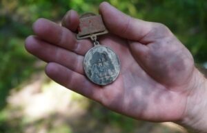 Родственникам советского солдата передали награду, найденную в Эстонии