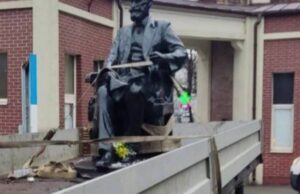 Памятник лауреату Нобелевской премии, физиологу Ивану Петровичу Павлову снесли в Киеве