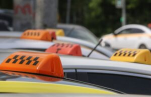 Названы убытки для Москвы из-за простоев такси, перемещенных на спецстоянки