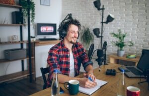 Подкаст: что это простыми словами, зачем нужен, чем отличается от интервью, примеры