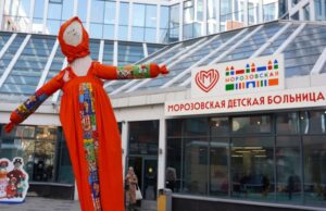 Рыцари, блины, пожарная машина и пес Уна: маленьким пациентам Морозовки подарили праздник