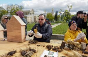 На московском общегородском субботнике посадили клены в честь солдат Великой Отечественной