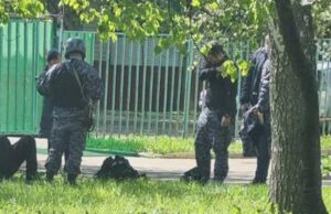 Неадекватного юношу с двумя палками задержали в школе на северо-востоке Москвы