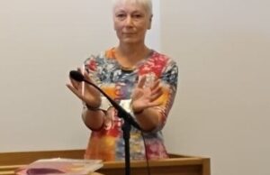 Рижской домохозяйке Елене Крейле продлили заключение за мирные инсталляции в окне квартиры
